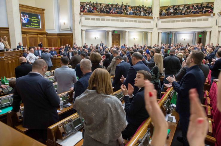 Пленарне засідання Верховної Ради України. Верховна Рада розпочала розгляд у другому читанні законопроєкту №2178-10 “Про внесення змін до деяких законодавчих актів України щодо обігу земель сільськогосподарського призначення”. Народні депутати з опозиційних фракцій намагалися перешкодити роботі головуючого, провокували непарламентську поведінку, блокували трибуну.  Народні депутати розпочали розгляд правок до законопроекту. Дмитро Разумков
